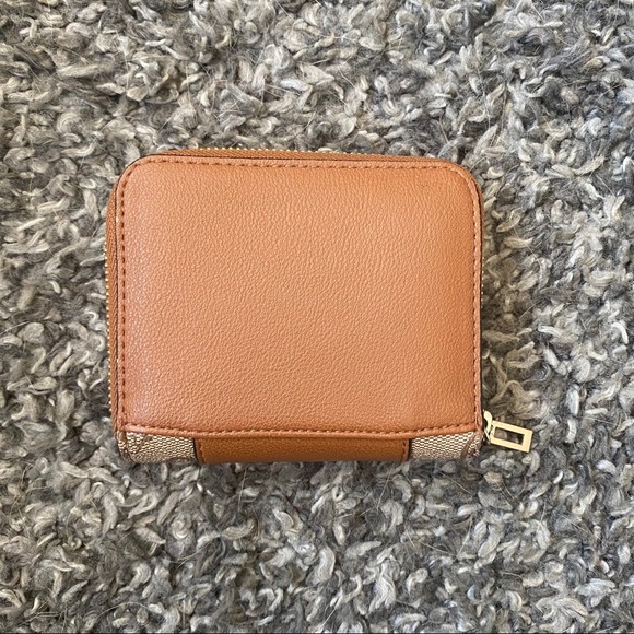 ‼️SOLD‼️ Guess Compact Wallet - Picture 5 of 8